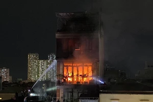 Hà Nội: Nhà 6 tầng cháy dữ dội trong mưa lớn