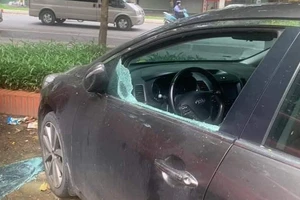 Hàng loạt ô tô bị đập vỡ cửa kính ở khu đô thị Văn Quán 