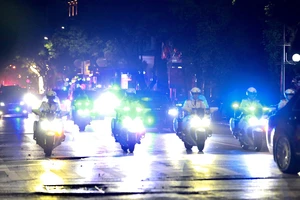 Cận cảnh đoàn xe chở Tổng thống Putin từ sân bay Nội Bài về khách sạn Metropole Hà Nội