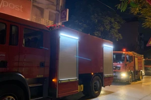 Cháy kho chứa hàng một doanh nghiệp vận chuyển thư tín lúc rạng sáng