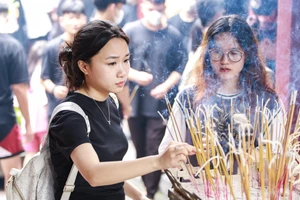 Sĩ tử nườm nượp tới Văn Miếu - Quốc Tử Giám để cầu may trước kỳ thi tốt nghiệp THPT