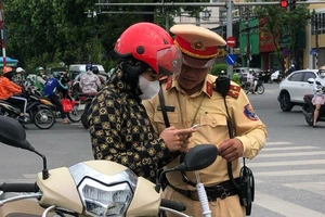 Một phụ nữ đầu tiên bị CSGT xử phạt, tạm giữ giấy phép lái xe tích hợp trên VneID