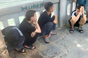 Bắt nhóm thanh niên đánh người đi đường vì 'ngứa mắt'