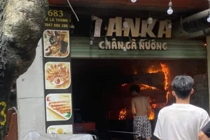 Cháy quán chân gà nướng ở Hà Nội
