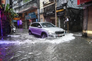 Ảnh hưởng bão số 2, nhiều tuyến phố ở Hà Nội ngập sâu