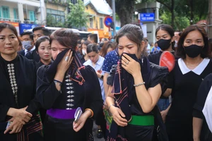 Người dân Hà Nội xếp hàng dài chờ viếng Tổng Bí thư Nguyễn Phú Trọng