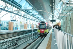 Ngắm tàu đường sắt Nhổn - Ga Hà Nội trước ngày vận hành chính thức