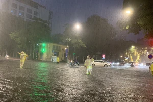 Cơn mưa lớn khiến nhiều tuyến phố Hà Nội ngập sâu, giao thông ùn tắc 