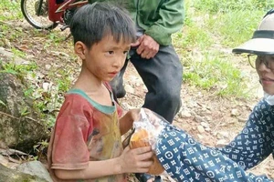 Tìm thấy cháu bé đi lạc trong rừng ở Yên Bái sau 4 ngày