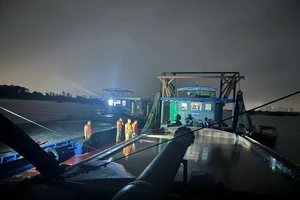 CSGT mật phục bắt giữ 2 tàu khai thác cát trái phép trên sông Hồng