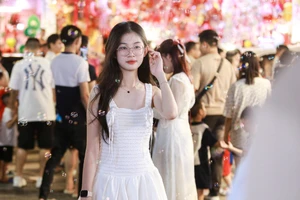 Phố Hàng Mã ở Hà Nội lung linh sắc màu đón trung thu sớm