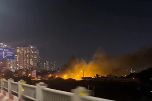 Cháy kho hàng chuyển phát nhanh ở Hà Nội, cột khói bốc cao cả chục mét 