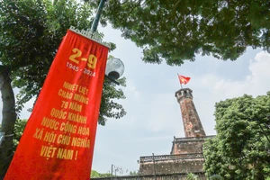 Cờ đỏ sao vàng ‘nhuộm’ khắp phố phường Hà Nội dịp Quốc khánh 2-9