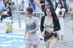 Hàng ngàn người đổ về công viên nước Hồ Tây dịp Quốc khánh 2-9