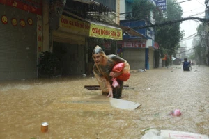 Chùm ảnh: Nước sông Hồng lên cao, người dân Hà Nội hối hả chạy lũ