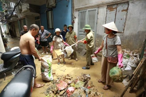 Nước sông Hồng rút, người dân dọn dẹp nhà cửa để ổn định cuộc sống