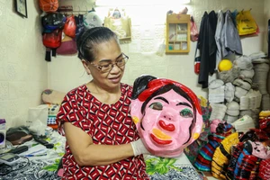 Vợ chồng ở phố cổ Hà Nội hơn 40 năm làm mặt nạ giấy bồi phục vụ Tết Trung thu