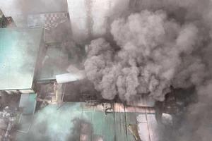 Cháy nhà dân giữa trưa, cột khói bốc cao hàng chục mét