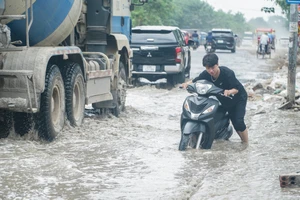 Hà Nội: Đại Lộ Thăng Long có đoạn vẫn ngập sâu sau trận mưa cách đây 3 ngày