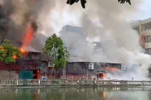 Cháy xưởng in ở Hà Nội, cột khói bốc cao cả chục mét