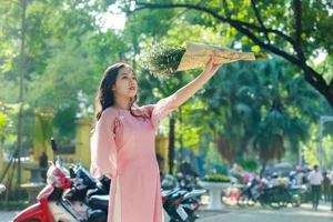 Giới trẻ Hà Nội mải mê check-in đón mùa thu trên phố Phan Đình Phùng