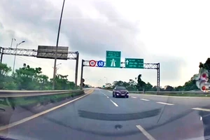 Tài xế chạy xe ngược chiều trên cao tốc Hà Nội – Lào Cai bị tước bằng lái