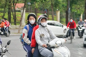 Không khí lạnh tràn về, người Hà Nội khoác áo ấm ra đường