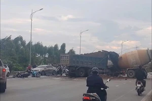 Tai nạn liên hoàn, 2 người mắc kẹt trong cabin