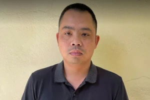 Khởi tố tài xế xe khách chèn ép xe tải trên cao tốc