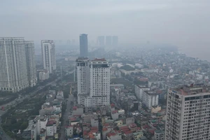 Chất lượng không khí thấp, bầu trời Hà Nội mờ ảo trong sương 