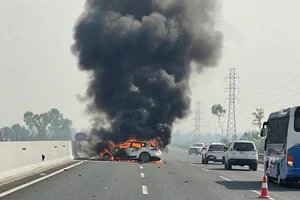 Xe Porsche Macan cháy trơ khung trên cao tốc Hà Nội – Hải Phòng