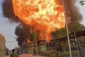 Cháy lớn tại xưởng sản xuất bao bì ở Hà Nội