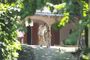 Người đàn ông khuyết tật và bước chân gắng gượng mưu sinh nuôi con nhỏ