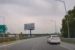 Xử phạt tài xế lùi ô tô trên cao tốc Hà Nội - Hải Phòng