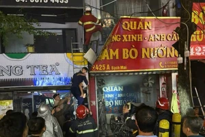 Cảnh sát giải cứu 3 người trong đám cháy tại quán bánh mì ở Hà Nội