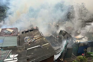 Cháy khu lán tạm ở Hà Nội 