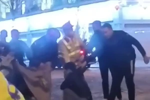 Tài xế xe ôm công nghệ nhanh trí 'mách' CSGT ngăn vụ ẩu đả