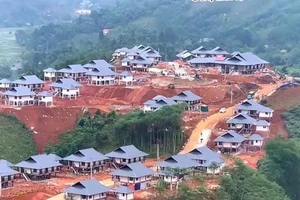 Người dân Làng Nủ nhận 40 căn nhà mới