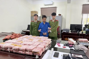 Nhóm người nước ngoài vận chuyển ma túy chống trả lực lượng chức năng bằng súng 