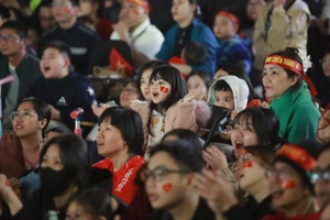 Cổ động viên Việt Nam vỡ oà cảm xúc khi xem trận đấu giữa Việt Nam và Thái Lan