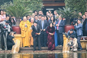 Hình ảnh Chủ tịch nước Lương Cường cùng Phu nhân và kiều bào dâng hương, thả cá
