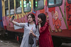 Ngắm toa tàu Bắc – Nam đặc biệt đưa hành khách về quê đêm giao thừa 