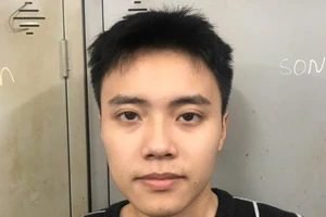 Lấy 2 chiếc vợt Pickleball của người giao hàng rồi phóng xe bỏ chạy