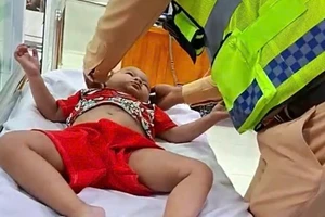 CSGT mở đường cho xe cấp cứu chở cháu bé đến bệnh viện