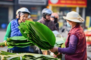 Chợ lá dong đắt khách dịp Tết Nguyên đán 2025