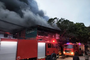 Cháy khu nhà xưởng ở Hà Nội sáng 29 Tết