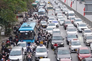 Người dân lỉnh kỉnh đồ đạc trở lại Thủ đô trong ngày mùng 4 Tết