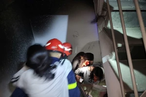 Cảnh sát cứu 7 người mắc kẹt trong đám cháy nhà trọ