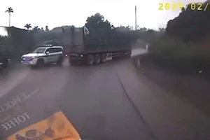 Xe đầu kéo gây cản trở cho đoàn xe ưu tiên 