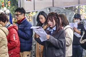 Giới trẻ Hà Nội tấp nập đến chùa Hà cầu duyên